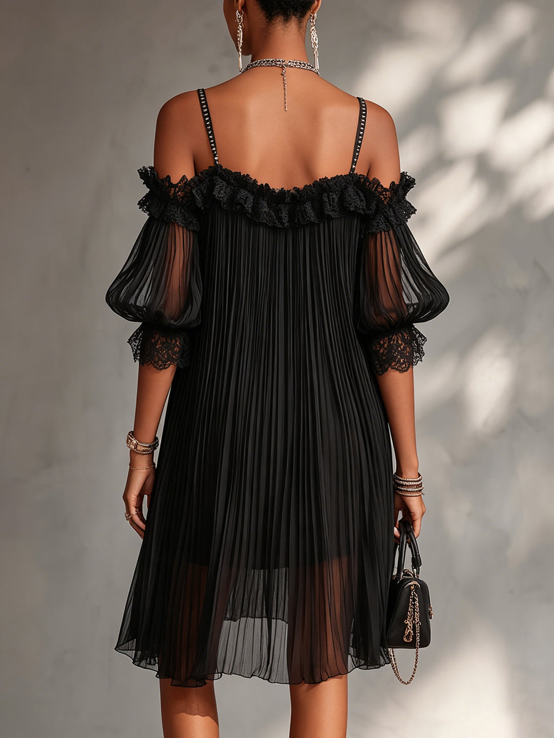 Mini Abito Nero in Chiffon con Spalle Scoperte e Bordo in Pizzo